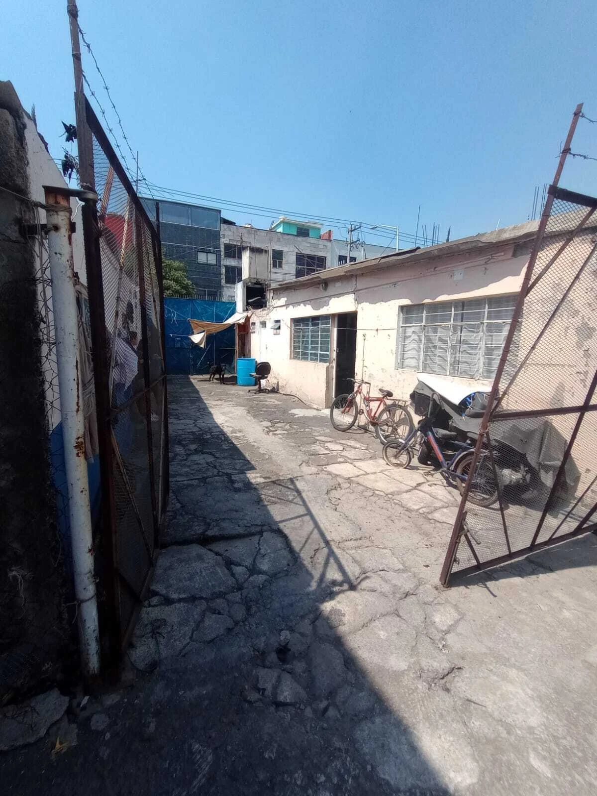 EXCELENTE TERRENO PARA TALLER, USO MIXTO COMERCIAL O DEPARTAMENTOS.